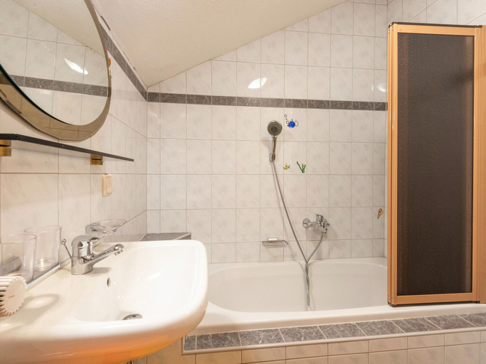 Bathroom 3, Mountain View Apartment in Strengen near Ski Bus, Landeck