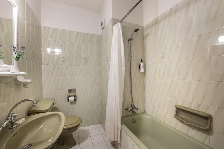 Bathroom 4, Seagull Hotel