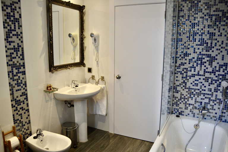 Bathroom 5, Hotel Marina Tossa, Girona