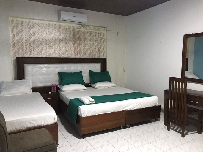 Bedroom 3, Metro Marine Drive Hotel, Thimbirigasyaya