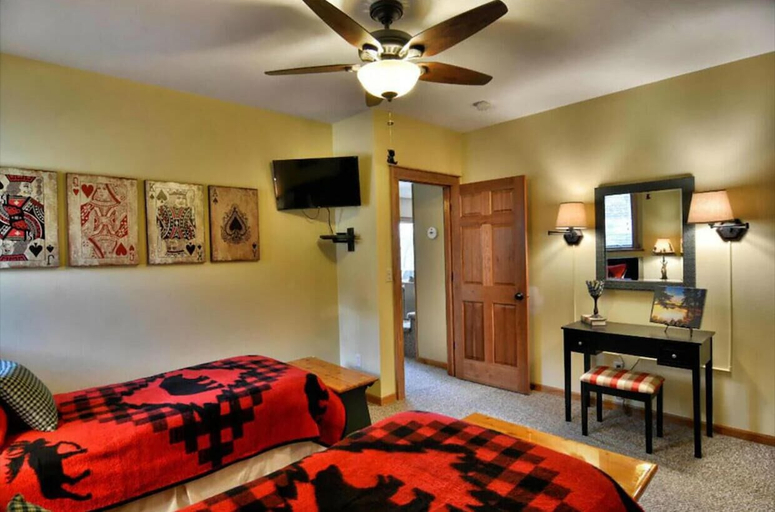 Bedroom 2, Lazy Dog Lodge on Minong Flowage, Washburn