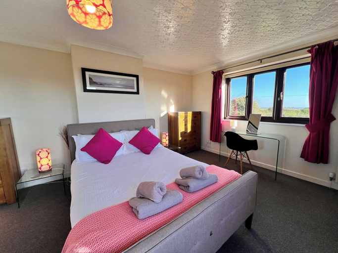 Bedroom 2, Ty'n Rardd Mountain Views Secure Garden Parking, Anglesey
