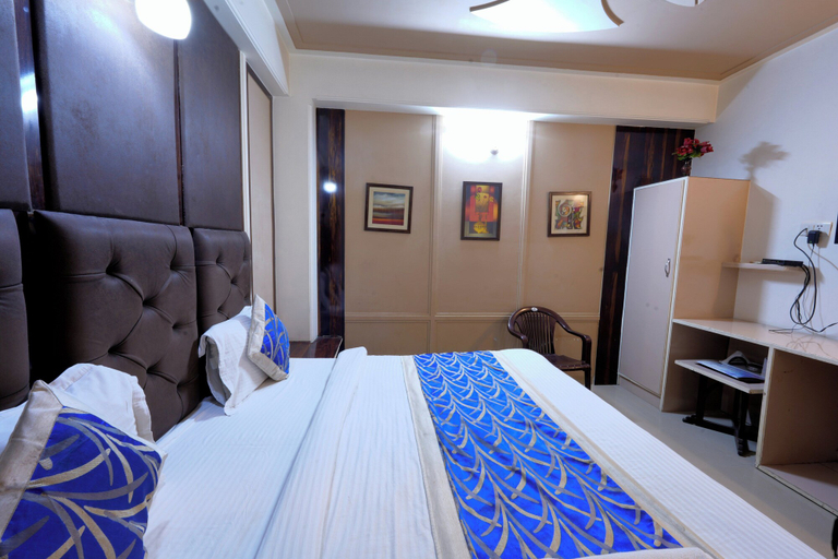 Bathroom 4, Hotel Opera Delhi Airport, Delhi
