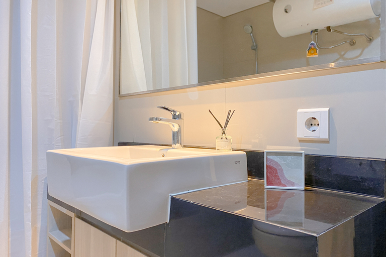 Bathroom 2, Spacious and Cozy Living Studio at Azalea Suites Apartment By Travelio, Cikarang