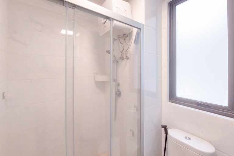 Bathroom 5, Good Location and Relaxing 2BR Sky House BSD Apartment By Travelio, Tangerang Selatan