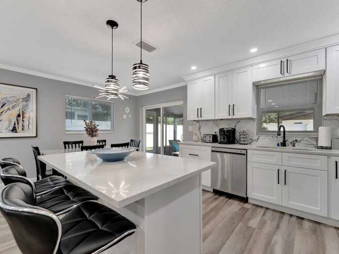 Room 3, 4b 2b w Hot Tub BBQ Firepit 9mins to Beach, Pinellas