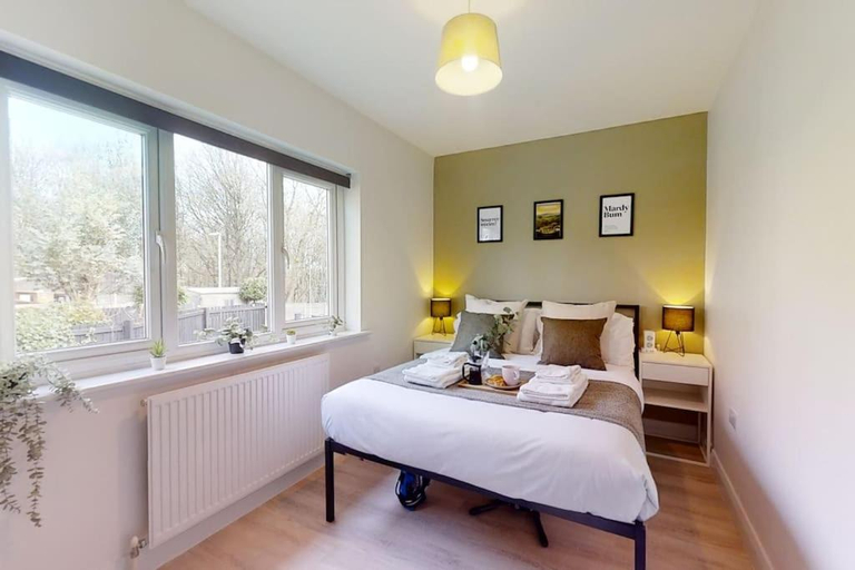 Bedroom 2, Oakwell View - Modern 3 Bed Home, Barnsley