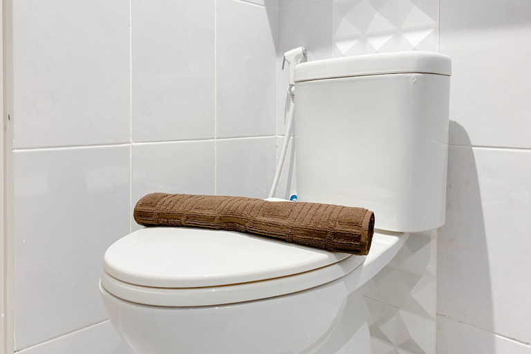 Bathroom 5, Big Studio Combine at Tokyo Riverside PIK 2 Apartment By Travelio, Tangerang
