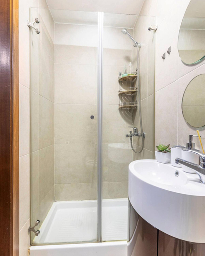 Others 5, Modern Private Suite with Balcony & Bathroom - King and Queen Beds, Vila Nova de Gaia