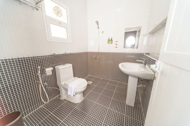 Bathroom 4, Zaki Hotel Apartment, Sur