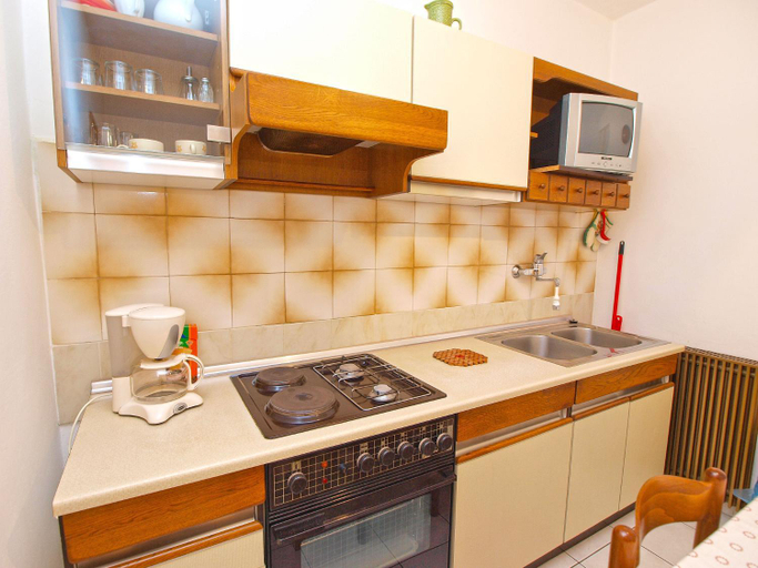 Others 5, Apartment 981, Labin
