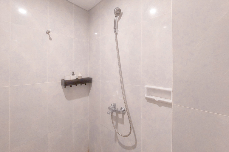 Bathroom 5, Good Choice and Modern Studio Apartment at Serpong Garden By Travelio, Tangerang