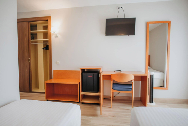 Bedroom 4, Hotel Marina Tossa, Girona