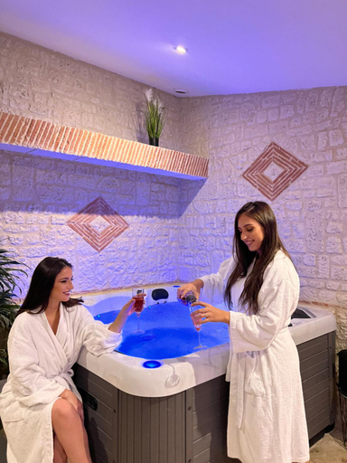 Sport & Beauty 2, Suite Privative Jacuzzi Sauna de la Villa Del Castagnol, Dordogne