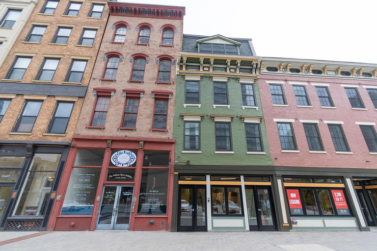 Spacious 2 bed 2 bath Downtown OTR condo minutes walk to the Reds Bengals stadium & more!, Hamilton