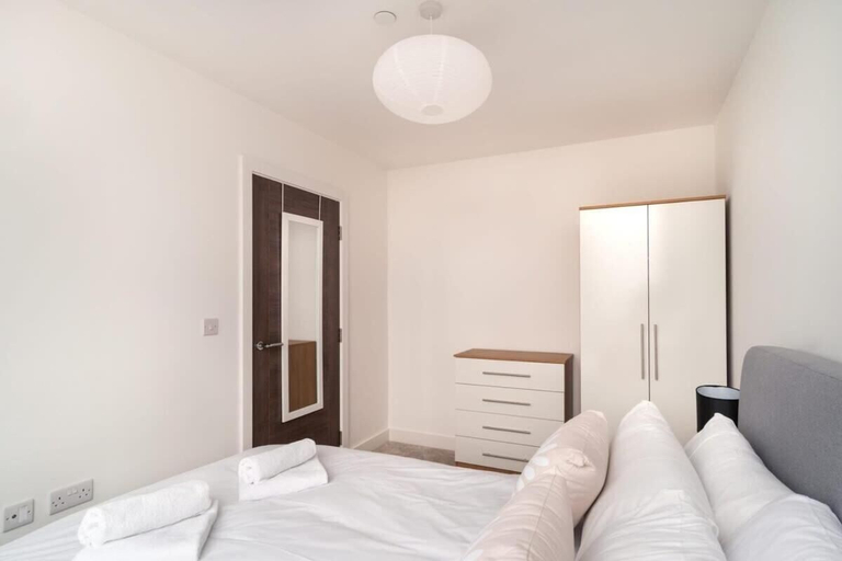 Bedroom 2, Snug 1BR Apt 4KTV Free Parking, Trafford
