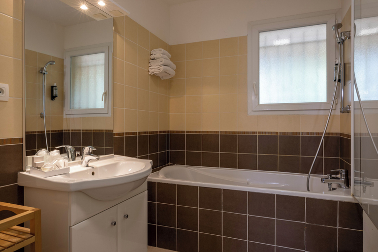 Bathroom 4, The Originals City, Hôtel Côté Sud, Bouches-du-Rhône