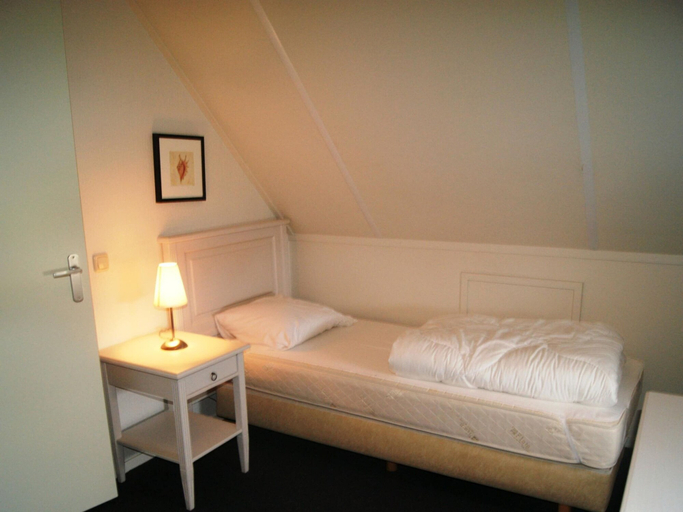 Room 4, Chalet in Bergumermeer by the Marina, Tytsjerksteradiel