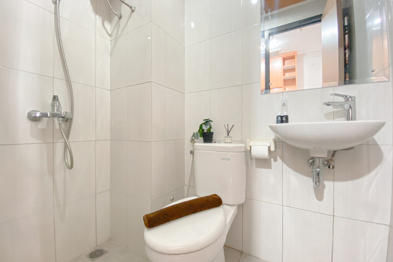 Bathroom 5, Cozy Studio at Monroe Apartment By Travelio, Cikarang