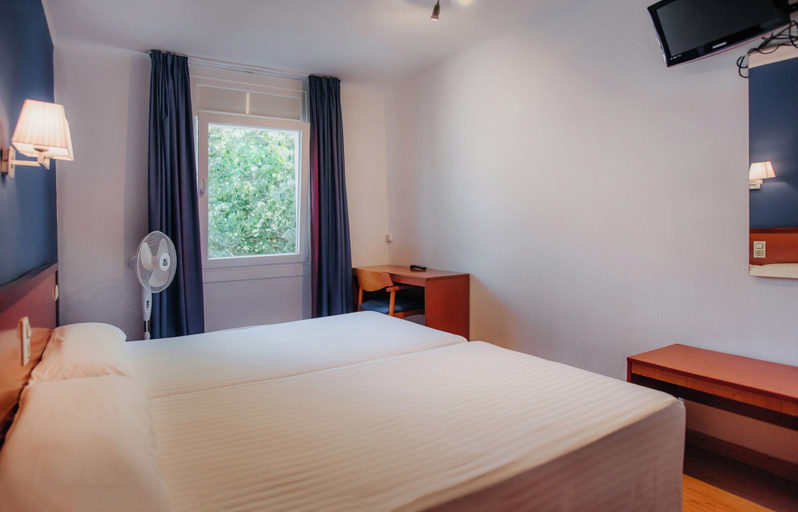 Bedroom 3, Hotel Marina Tossa, Girona