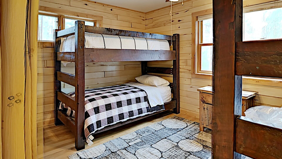 Bedroom 2, Sunset Cove Cabin On Lake Grindstone, Sawyer