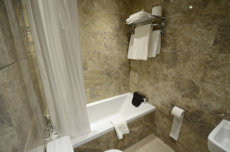 Bathroom 3, Harboro Hotel, Leicestershire