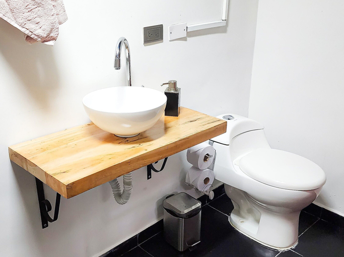 Bathroom 3, Manila, Medellín