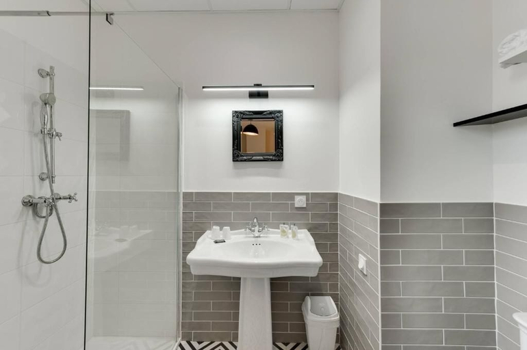 Bathroom, Le Pavillon des Fleurs, Haute-Savoie