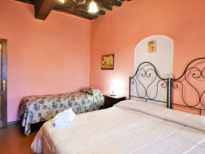 Room 2, Rustic Holiday Home in Citta di Castello With Swimming Pool, Perugia