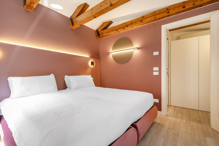 Room 3, The Red Sunset by Wonderful Italy, Venezia