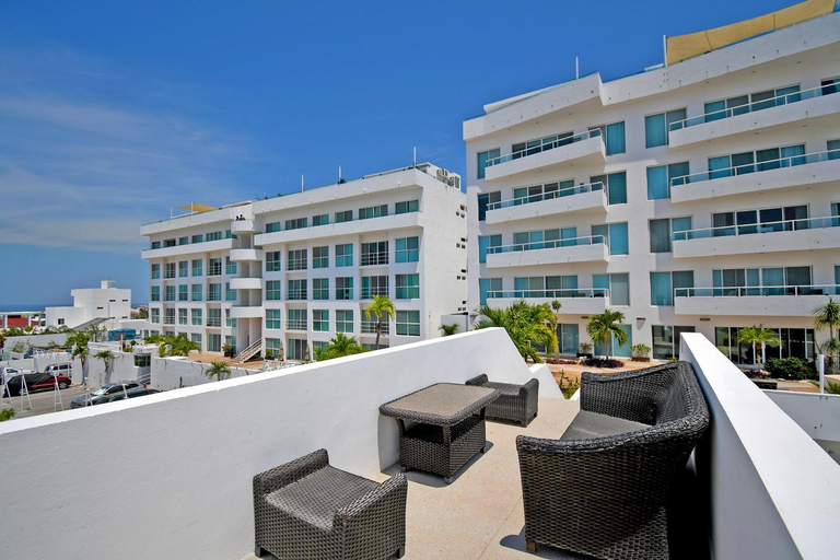 Facilities 4, Oceanview Living Space & Balcony with FiberOptic WiFi!, La Paz