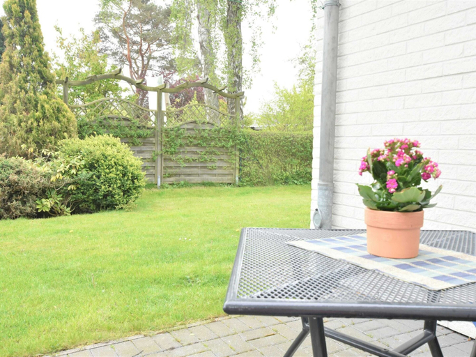 Garden, Cozy Apartment in Zingst Germany Near Beach, Vorpommern-Rügen