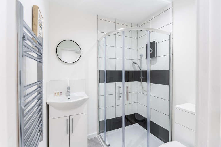 Bathroom 2, Paradise Suite, Portsmouth