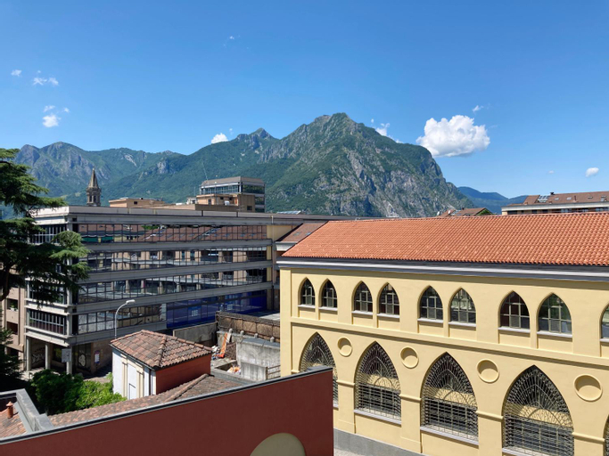Spacious bright apartment near city center and Como lake with air conditioning, Lecco
