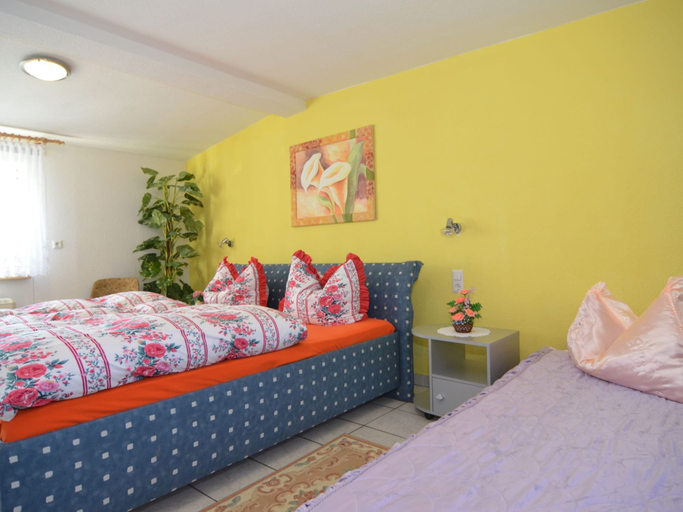 Bedroom 2, Neustadt 2BR with Garden, Ilm-Kreis