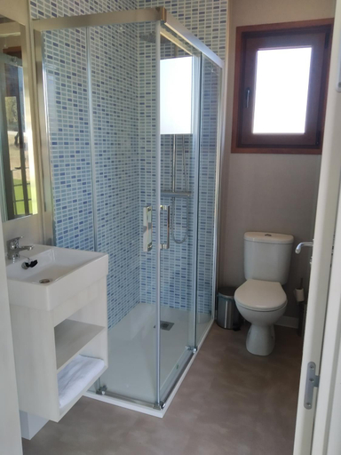 Bathroom 2, Cruceros Alqueva, Badajoz