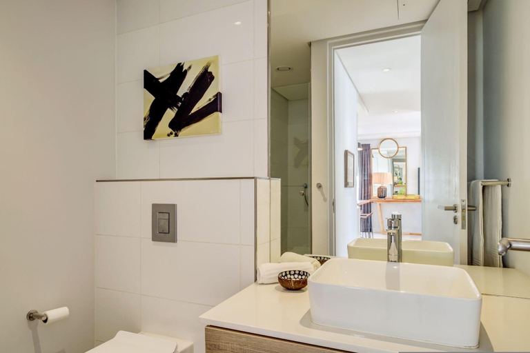 Bathroom 4, Beautiful Apartment With Mountain Views 404 on N, City of Cape Town