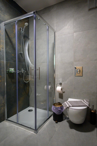 Bathroom 3, The five keys, Epirus