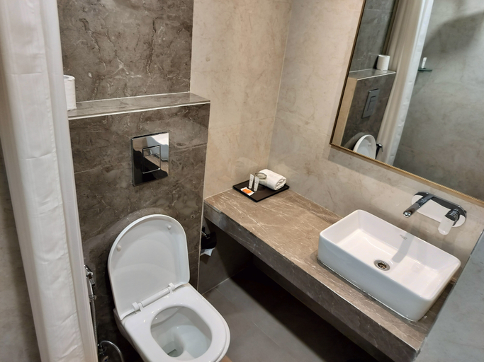 Bathroom 5, Hotel Luxe Opera NH8 – 7km from IGI Airport Delhi, Delhi