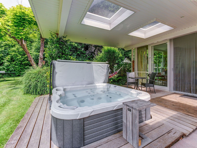 Others 2, Picturesque Holiday Home in Oldenzaal With Jacuzzi, Oldenzaal