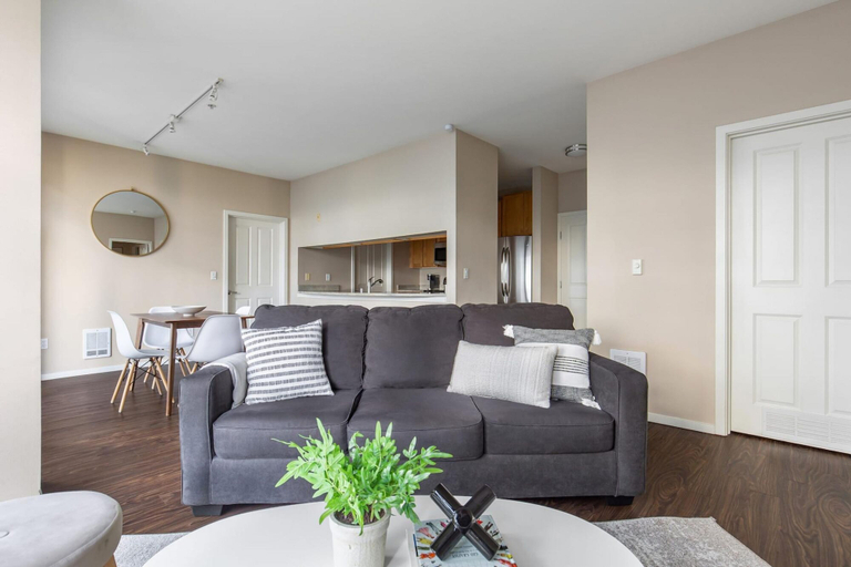Room 4, Bellevue Modern 2BD 2BA Apartment, King