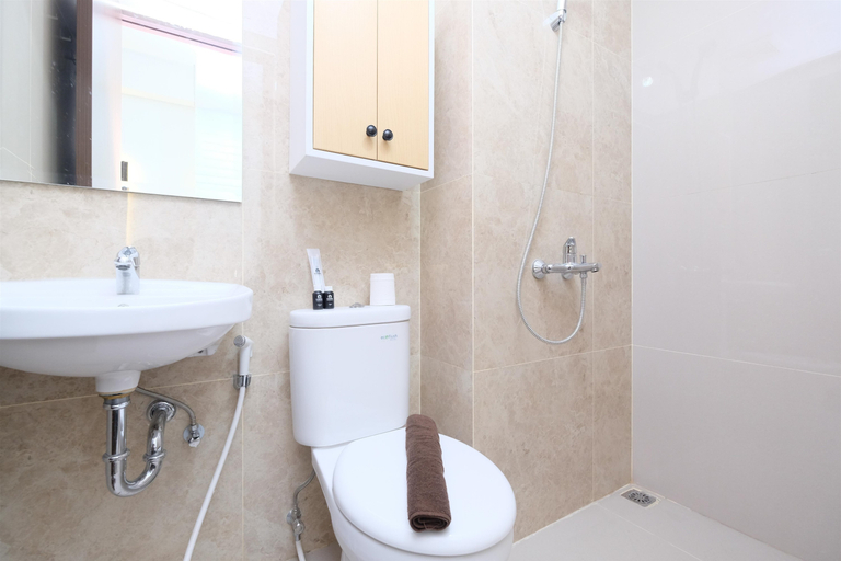 Bathroom 5, Nice and Relaxing Studio at Transpark Cibubur Apartment By Travelio, Depok