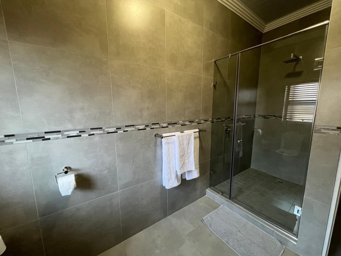Bathroom 4, Camelot Guest House & Apartments, Dr Kenneth Kaunda