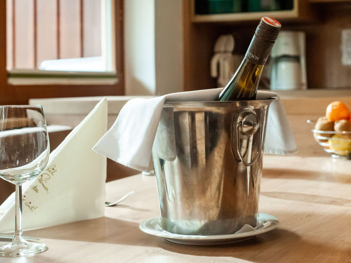 Food & Drinks 5, Lovely Apartment with Sauna, Ski Storage, Pool, Terrace, Zell am See