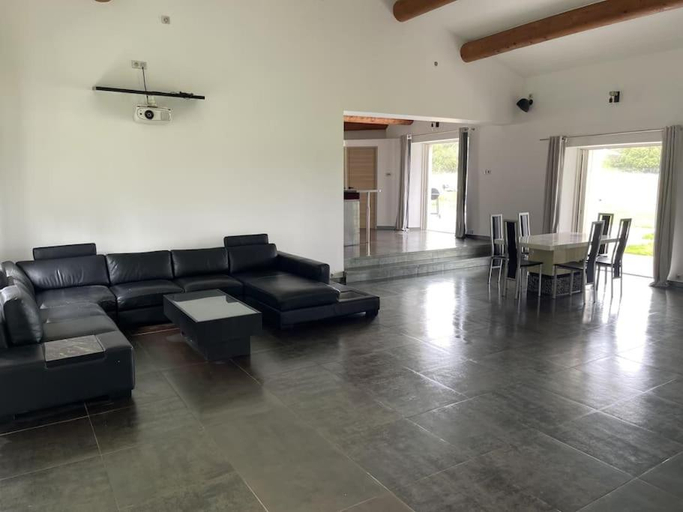 Others 4, Villa Rians, Var
