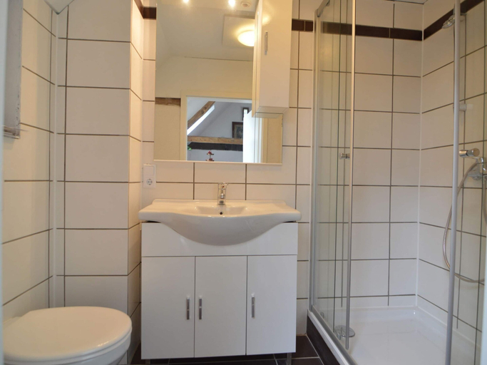 Bathroom, Cozy Apartment in Immerath near Fishing, Vulkaneifel