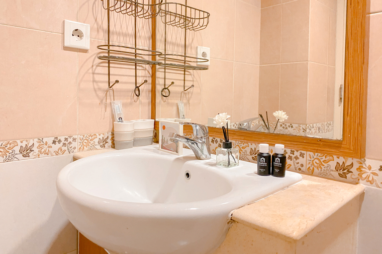 Bedroom 2, Cozy and Elegant 1BR Apartment The Boulevard By Travelio, Central Jakarta