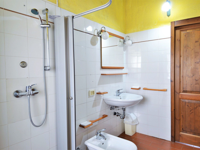 Bathroom 5, Rustic Holiday Home in Citta di Castello With Swimming Pool, Perugia