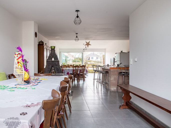 Dining 4, Elegant Holiday Home in Saint Louis With Garden, Moselle