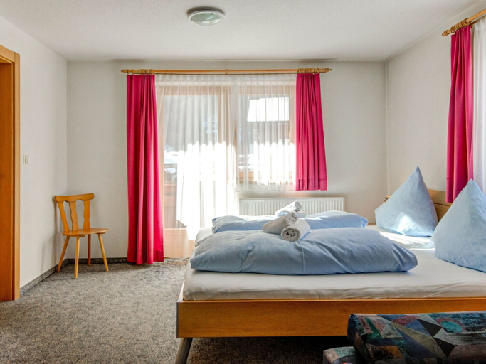 Room 5, Comfortable apartment in Langenfeld with ski storage, Imst